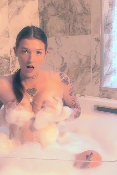 Bath Sex and Golden Shower for British Babe