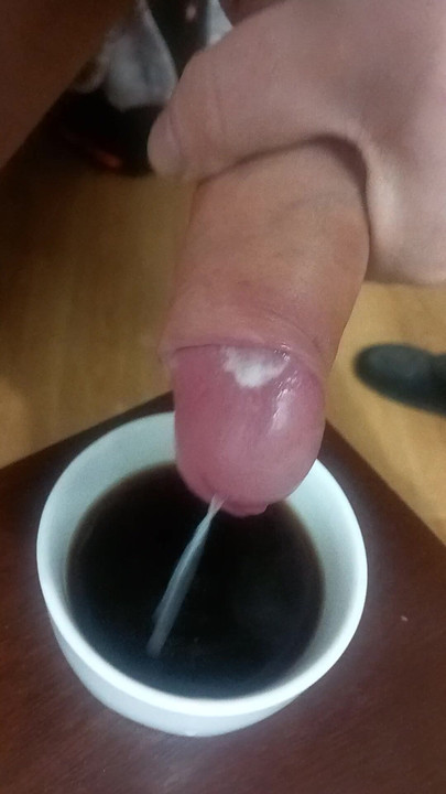 私は朝、上の階の隣人のためにコーヒーを淹れています