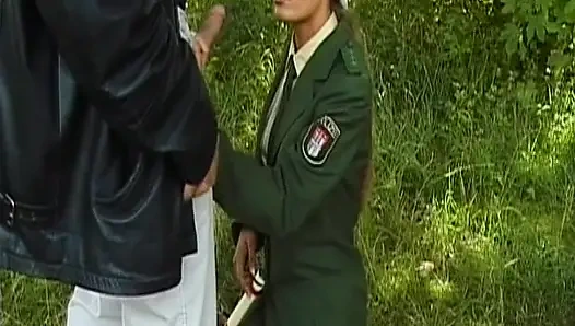 Dövmeli sarışın Alman orta yaşlı seksi hatun açık havada büyük bir yarakla sikiliyor