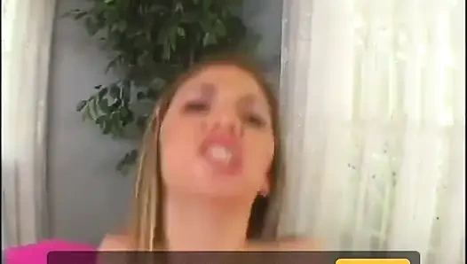 Сексуальная маленькая брюнетка с маленькими красивыми сиськами скачет на большом толстом хуе на диване