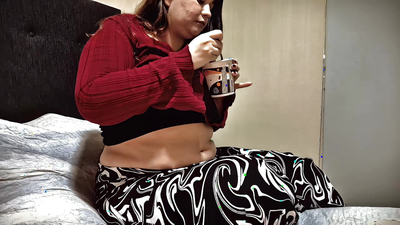 Nicole'un Yatma Zamanı atıştırması: Soyunuyor, Azdırıyor Ve Büyük Yumuşak Göbeğimi Gösteriyor