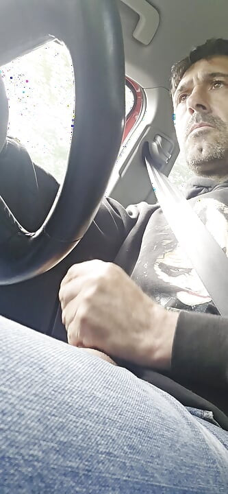 Homem hétero fica excitado e se masturba enquanto dirige, quase foi pego
