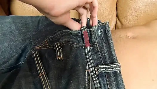 Cewek hot rambut pirang ini lagi asik nyepong kontol di sofa dan ranjang