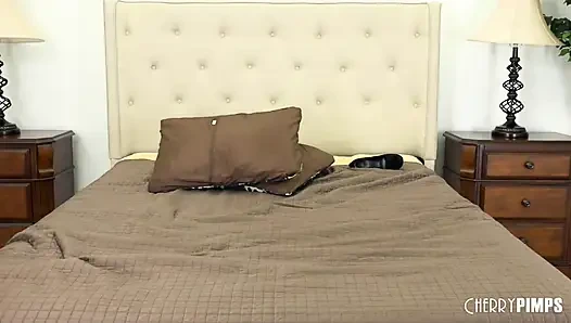 Chubby Blonde MILF Amber Lynn Bach Masturbates with Her Fingers and Vibrator Live