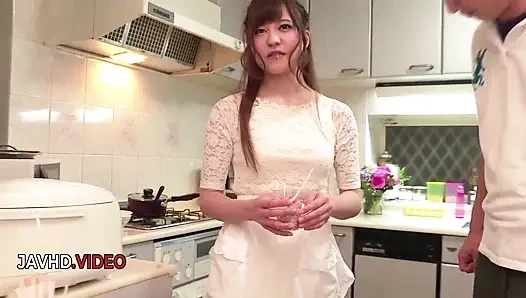 Wilde japanische schönheit mai oginos vollbusige leidenschaft entzündet ernsthafte blowjob-session