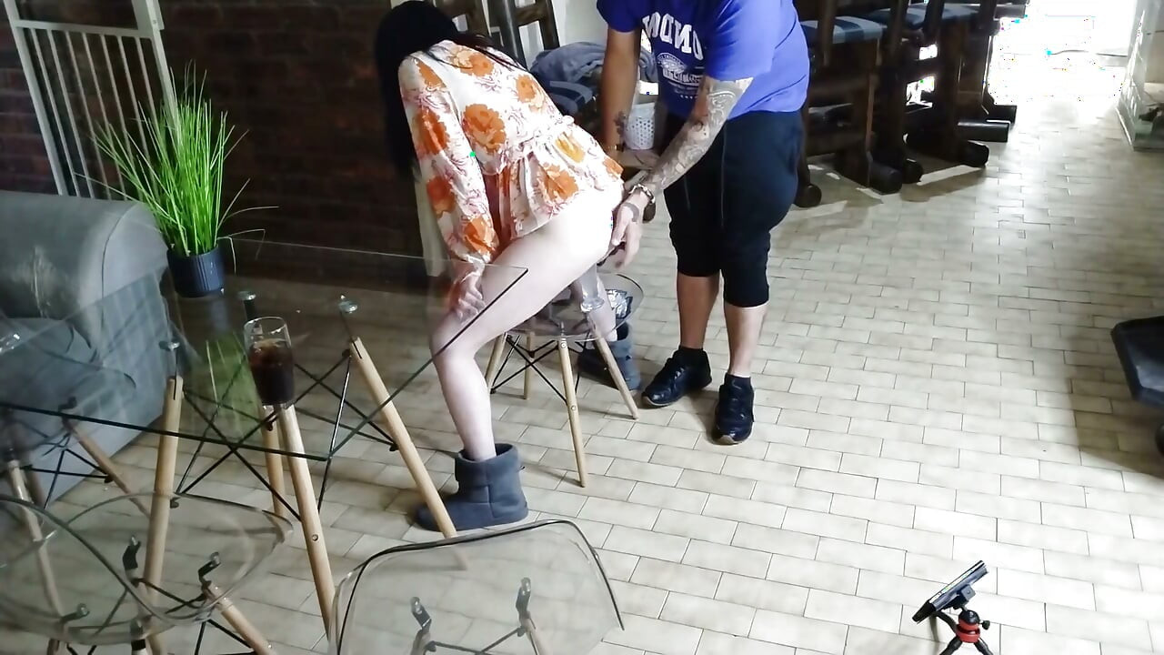 Nahuli Ko ang Asawa ng Kaibigan Ko na Nagdidildil ng Dildo sa Upuan