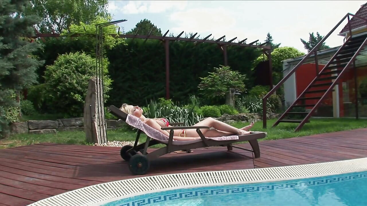 Banyoda sevimli sarışını çok sert sikiyor