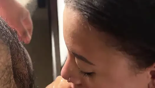 Der beste Blowjob der Welt, sehr nass und mit viel Speichel, landet in meinem Arsch