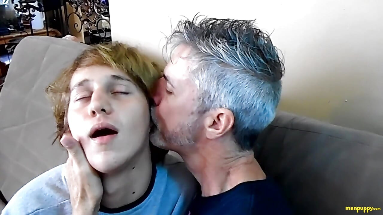 Hot Gay Kissing with Elis