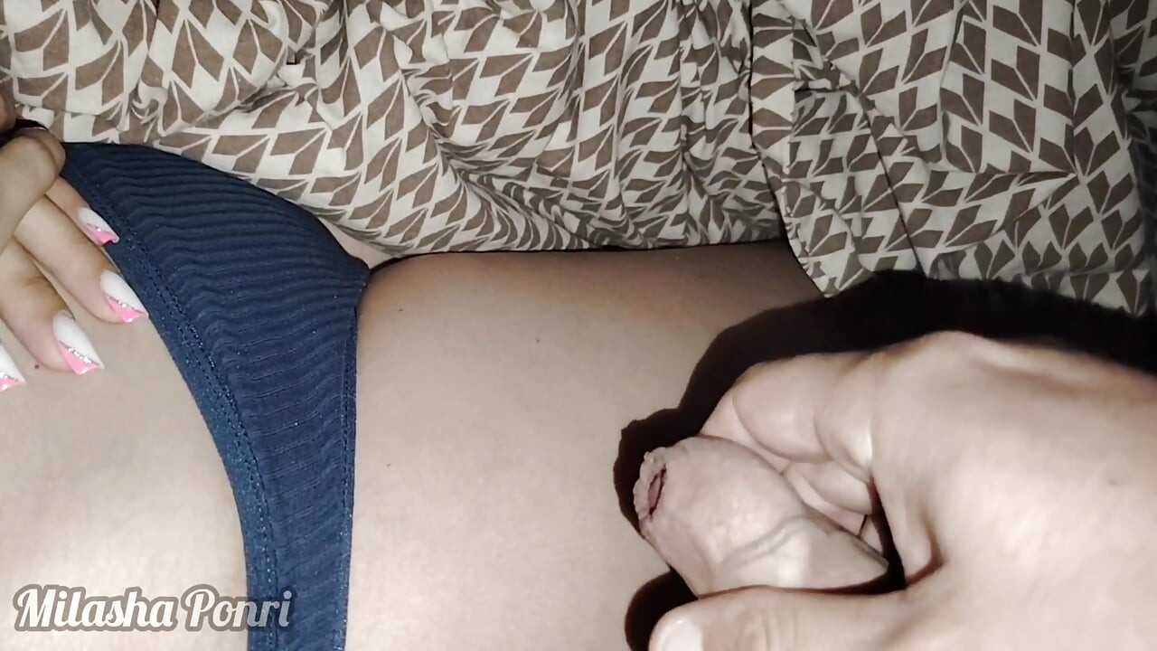 パンティ姿の義理の妹。我慢できず、彼女の隣に横になりました。