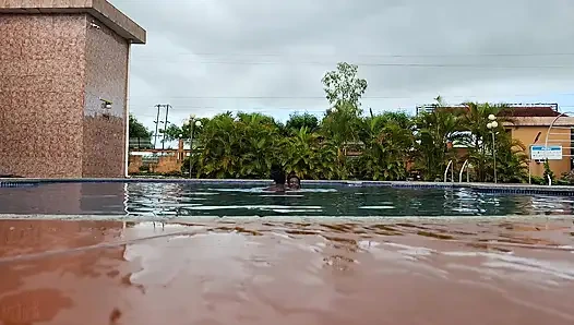 Cewek sange ini dientot habis-habisan sampai orgasme dua kali di kolam renang