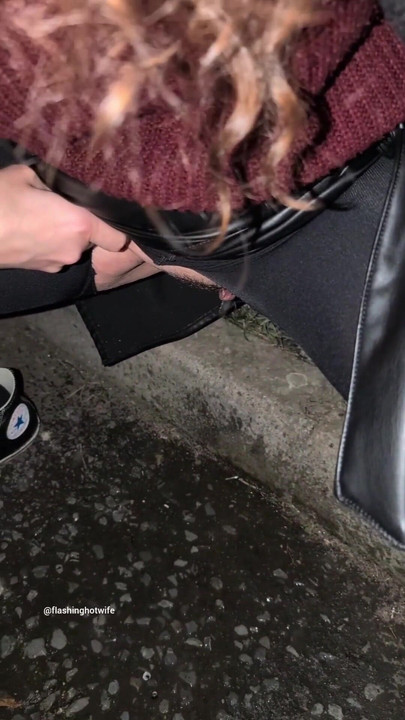 زوجة ساخنة تتبول في الهواء الطلق تجميعة | مقطع 1