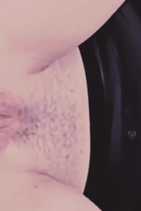היא שיחקה עם הדידלוט והוויברטור שלה עד שהגיעה לאורגזמה