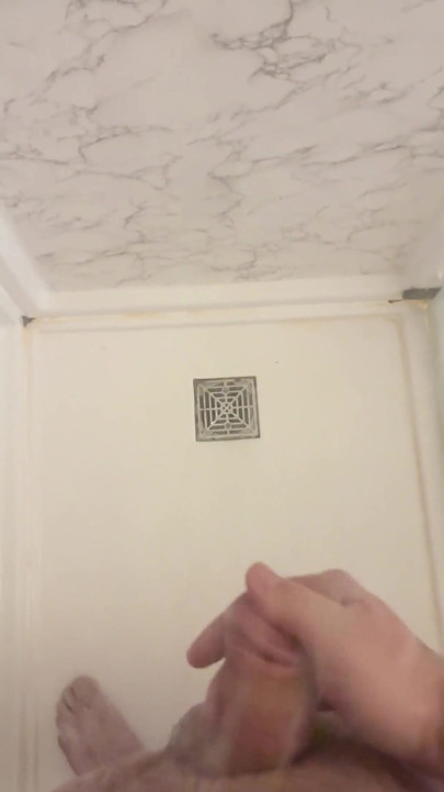 Veteran în retragere din armată care se joacă cu pula lui la duș