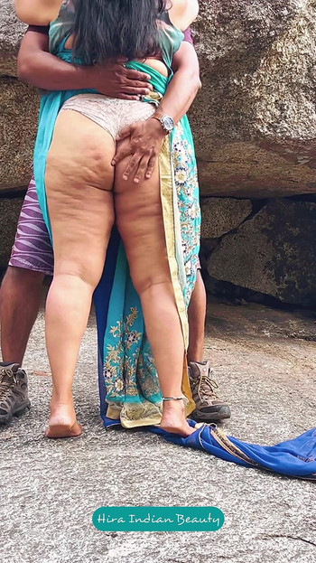 Indijski par romansa na otvorenom - Saree seks - Saree podignut i udaren po guzici