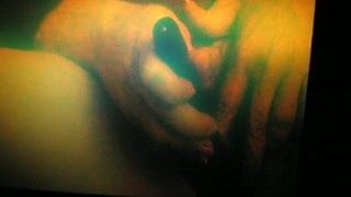 Żona używa orgazmu zabawkowego g-spot, słuchając jęku