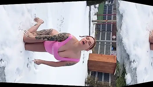 Swingers. İki Evli Çift Karda Herkesin Içinde Çıplak Oynuyor. Kadınlar Karda Işiyor Ve Erkekler Yalıyor.