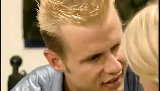 Blondes teenie bekommt ihre nasse muschi geknallt