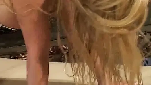 Birinci sınıf sarışın orta yaşlı seksi kadın amından sikiliyor