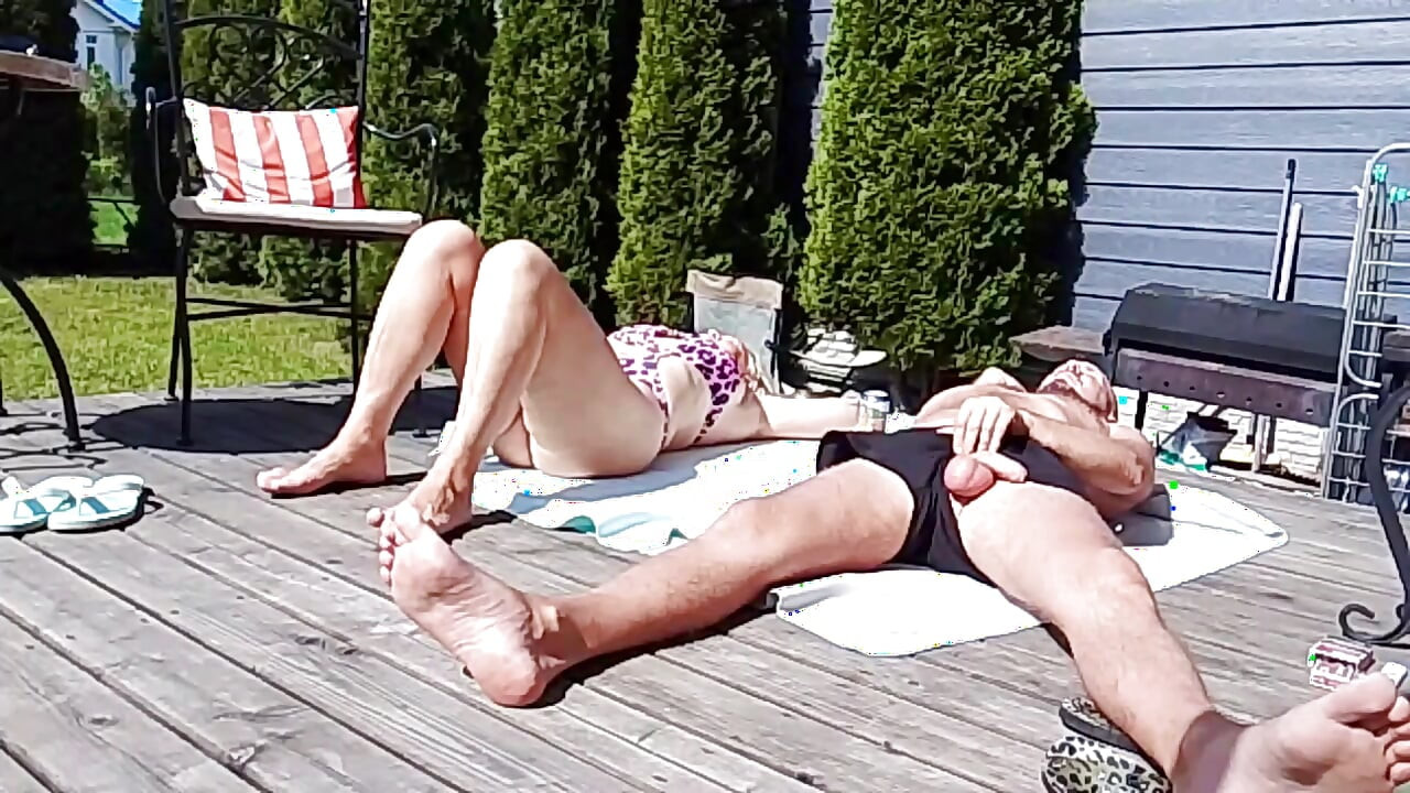 Familienurlaub mit Stiefmutter im Garten vor den Nachbarn