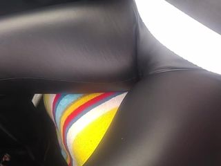 Pantaloni de piele în mașină