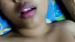Assamese menina dedilhado para namorado