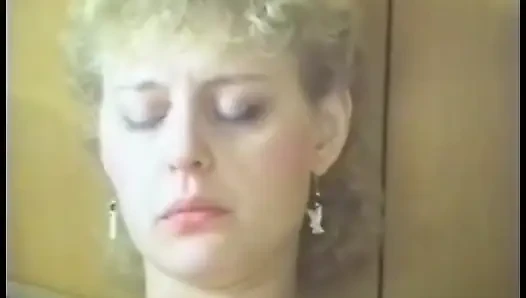 Обожающая член шлюшка отсасывает, пока скачет на мужике на диване