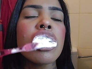 Chica negra se cepilla los dientes fetiche