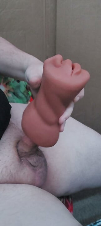 작은 자지를 가지고 놀다가 사정한다