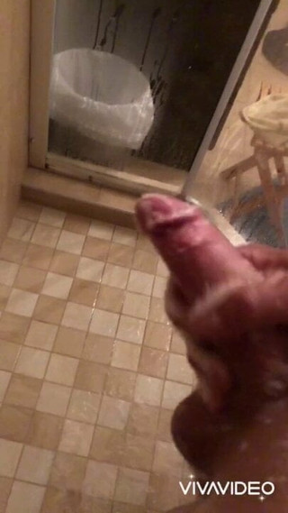 Daddyorgasmik sous la douche