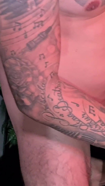 भाड़ में जाओ शरारती मुकुट: पति शरारती मुकुट में कंडोम के बिना अपना लंड डालता है।