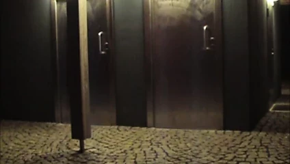 Nachts auf einem Parkplatz