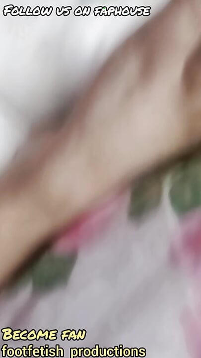 Secretly Jacking off to Stepmom's Foot