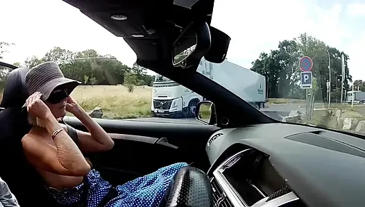 Titty Tuesday gözleri bağlı kamyon durağı eğlencesi