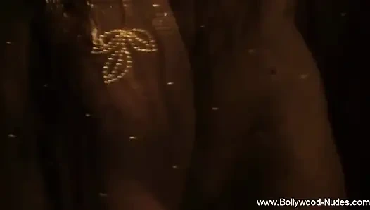 Deva dassi seksi karnını gösteriyor