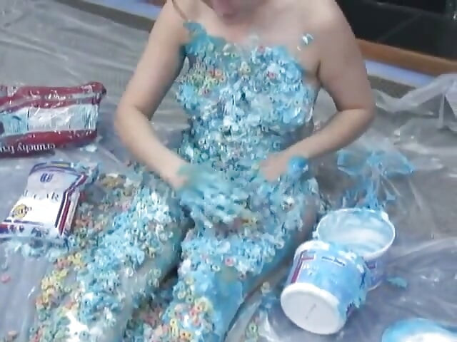 Curvy își acoperă corpul în frișcă și cereale