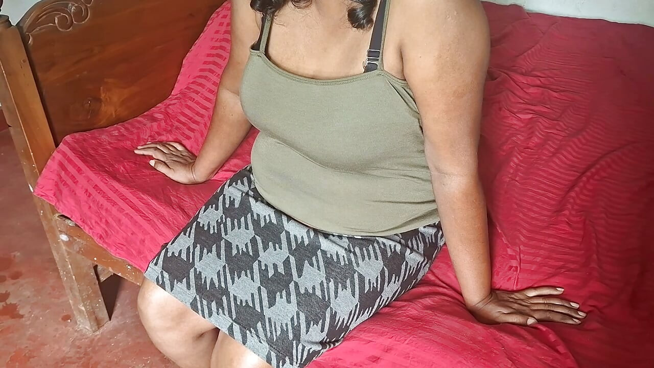 Madrastra probándose ropa sexy y provocando con su cuerpo perfecto de MILF