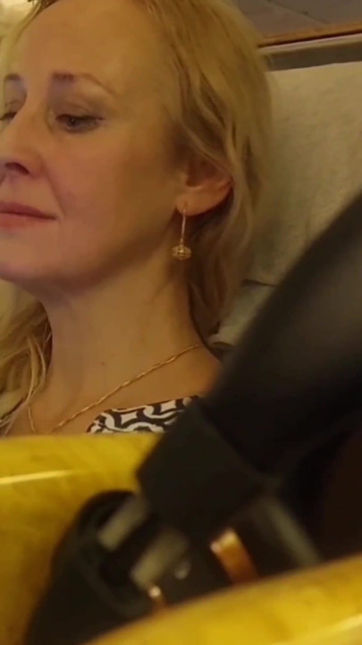 成熟したブロンドの妻がオーラルセックスを楽しむ