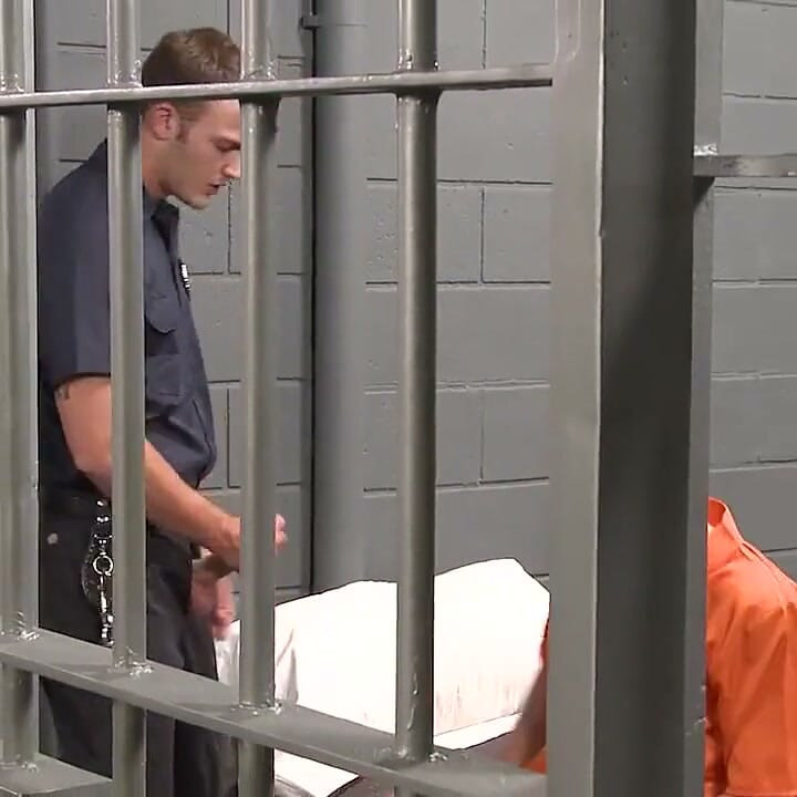 Je suppose que c'est pour ça qu'ils l'appellent le slammer, deepdicking en prison