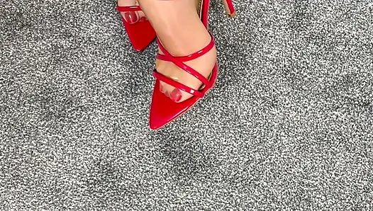 Nyonya dewasa feet dan celana ketatnya yang mengkilap