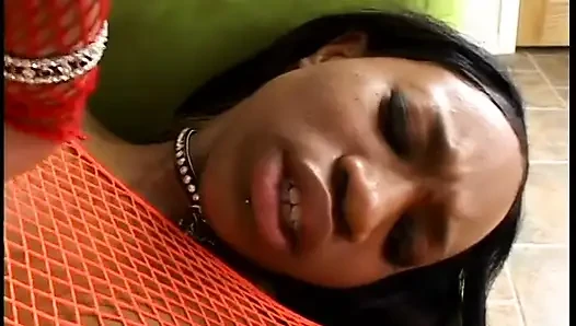 Zenci gençler ateşli siyah grup sekste dildolarla birbirlerini sert sikiyor