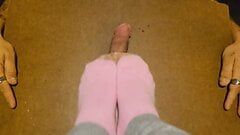 Bonita en calcetín rosa pisotear