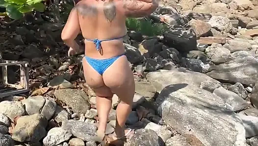 Heiße Brünette im Tanga-Bikini auf dem Weg des verlassenen Strandes – köstlich