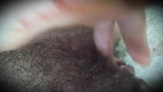 Деревенская девушка красиво вытягивает свою волосатую киску под красивую музыку