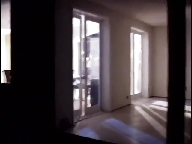 Gorąca blondynka zostaje zjedzona na kanapie, zanim ją wali