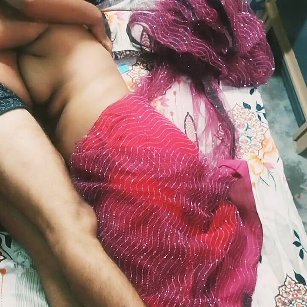 Bhabhi India yang cantik dalam saree berwarna merah.
