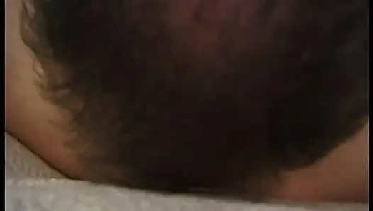 Brünette retro-schlampe mit kleinen titten gibt einen angenehmen blowjob