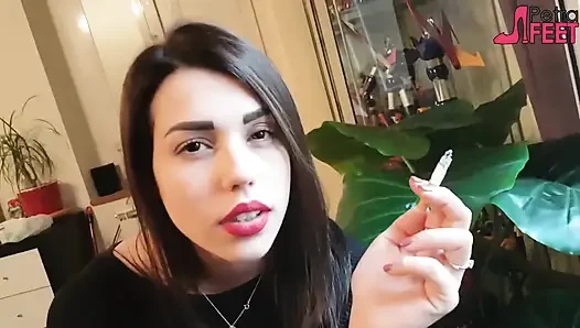 Merokok di dekat seorang gadis cantik