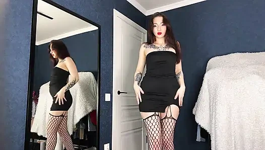 Cewek Asia seksi dengan stoking jaring-jaring dan minyak lagi asik masturbasi lubang pantatnya