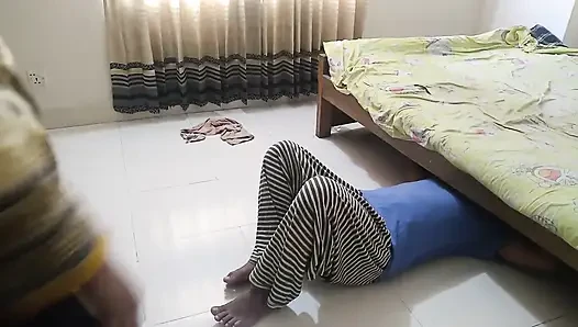 Seksi iri güzel kadın 55 yaşındaki dul teyze ateşli olduğunda carpenter yatağı düzeltiyor ve servis görevlisiyle sikişiyor (kovboy kız büyük yarağa biniyor)